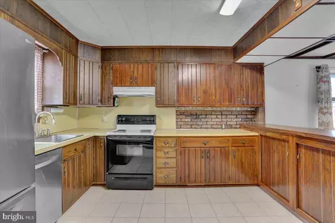 Kitchen - 313 Bartlett St, Reading, PA 19611 photo 2 of 3