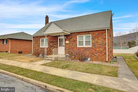 Exterior - 313 Bartlett St, Reading, PA 19611 photo 2 of 9