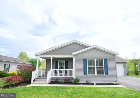 6 Cormorant Dr, Bechtelsville, PA 19505