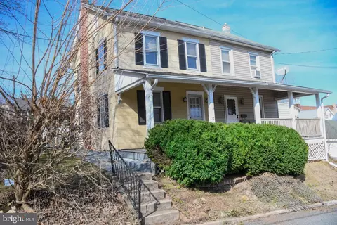17 Dewey St, Mohnton, PA 19540