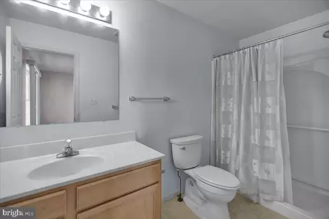 Bath - 226 N Sandy Ln, Reading, PA 19608 photo 1 of 2