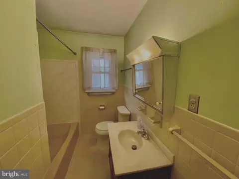 Bath - 328 W Elm St, Reading, PA 19607 photo 1 of 2
