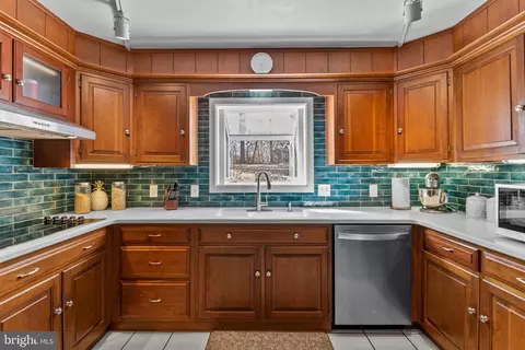 Kitchen - 538 Campus Rd, Wyomissing, PA 19610 photo 2 of 3