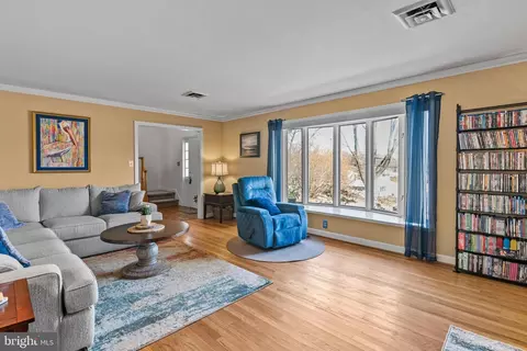 Living - 538 Campus Rd, Wyomissing, PA 19610 photo 2 of 3