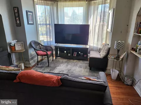 Living - 626 Centre Ave, Reading, PA 19601 photo 3 of 9