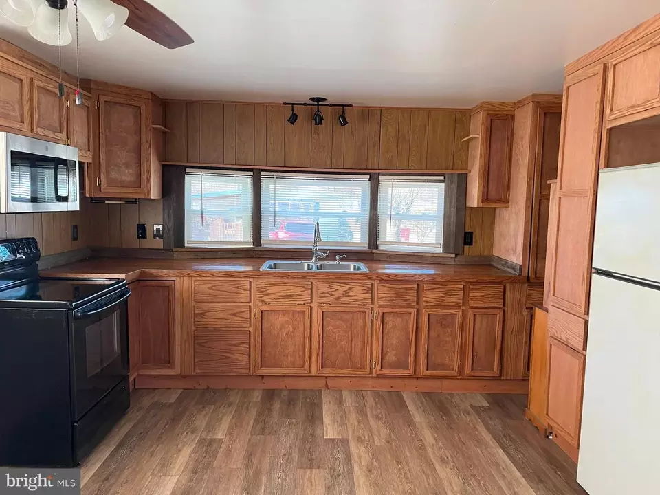 Kitchen - 19 Park Dr, Barto, PA 19504 photo 1 of 3