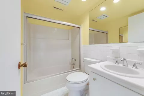 Bath - 9 D Fairway Rd, Reading, PA 19607 photo 1 of 2