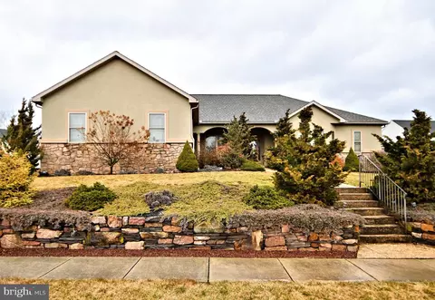 501 Glenwood Dr, Douglassville, PA 19518