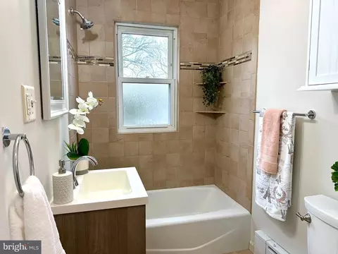 Bath - 1609 Meade St, Reading, PA 19607 photo 2 of 2