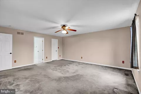 Living - 3414 Mohegan Dr, Reading, PA 19608 photo 3 of 3