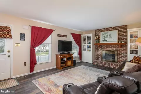 Living - 2906 Daniel Dr, Reading, PA 19608 photo 3 of 4