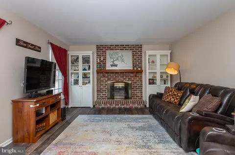Living - 2906 Daniel Dr, Reading, PA 19608 photo 2 of 4