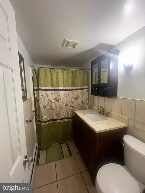 Bath - 839 Delta Ave, Reading, PA 19605 photo 2 of 2