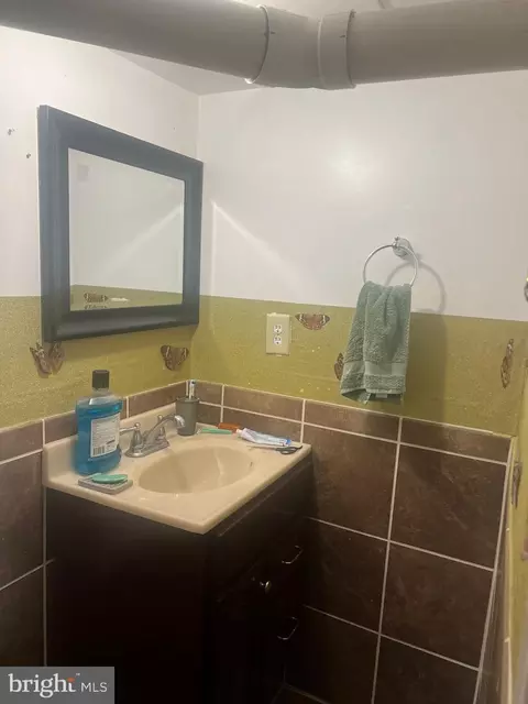 Bath - 839 Delta Ave, Reading, PA 19605 photo 1 of 2