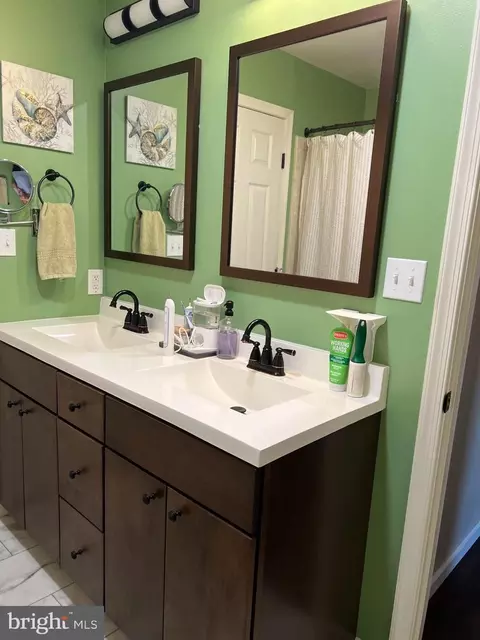 Bath - 406 Hill Cir, Reading, PA 19607 photo 2 of 3