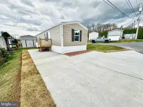 16 Woodland Ln, Mertztown, PA 19539