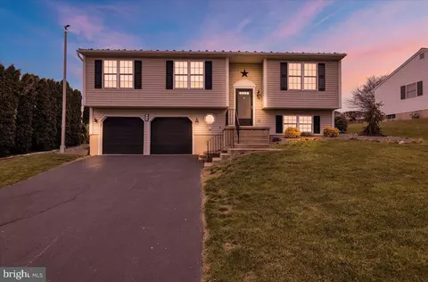 317 Dogwood Ln, Womelsdorf, PA 19567