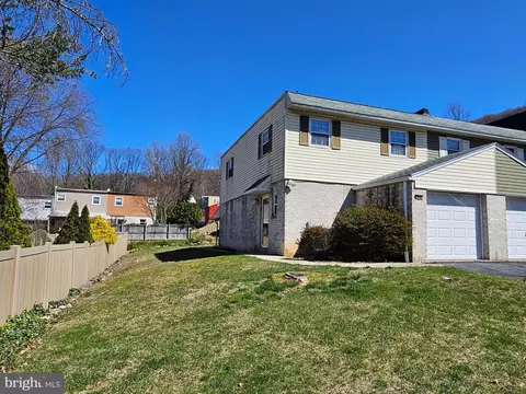 842 Woodchuck Ln, Reading, PA 19606