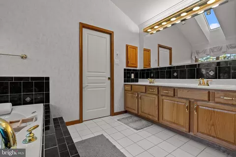 Bath - 2908 Duffield Ln, Reading, PA 19608 photo 4 of 4