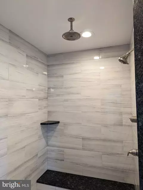 Bath - 1001 Spinacker Ln, Reading, PA 19605 photo 10 of 13