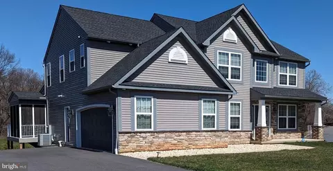 Exterior - 1001 Spinacker Ln, Reading, PA 19605 photo 4 of 42