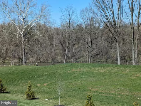 View/Area - 1001 Spinacker Ln, Reading, PA 19605 photo 1 of 9