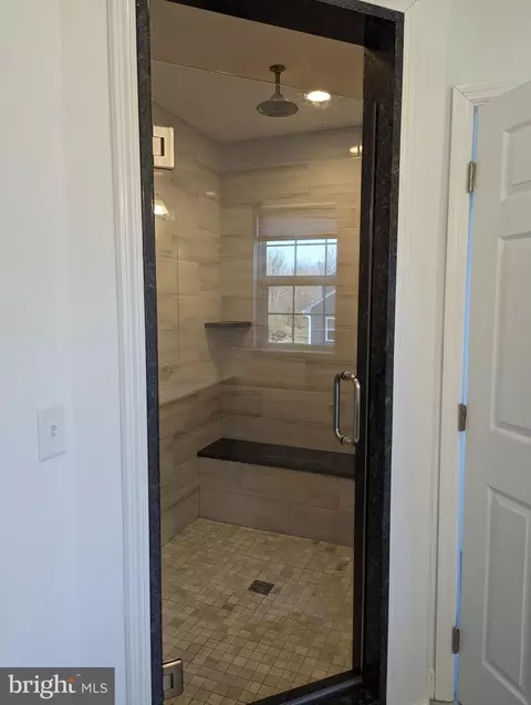 Bath - 1001 Spinacker Ln, Reading, PA 19605 photo 9 of 13
