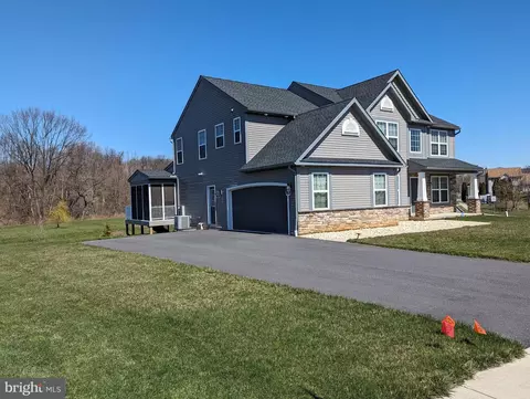 Exterior - 1001 Spinacker Ln, Reading, PA 19605 photo 6 of 42