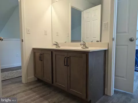 Bath - 1001 Spinacker Ln, Reading, PA 19605 photo 5 of 13