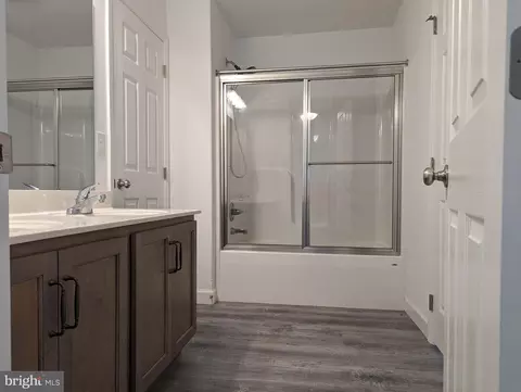 Bath - 1001 Spinacker Ln, Reading, PA 19605 photo 3 of 13