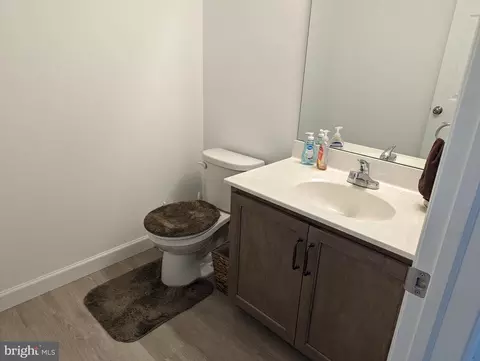 Bath - 1001 Spinacker Ln, Reading, PA 19605 photo 1 of 13