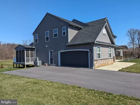 Exterior - 1001 Spinacker Ln, Reading, PA 19605 photo 7 of 42