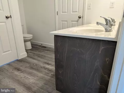 Bath - 1001 Spinacker Ln, Reading, PA 19605 photo 2 of 13