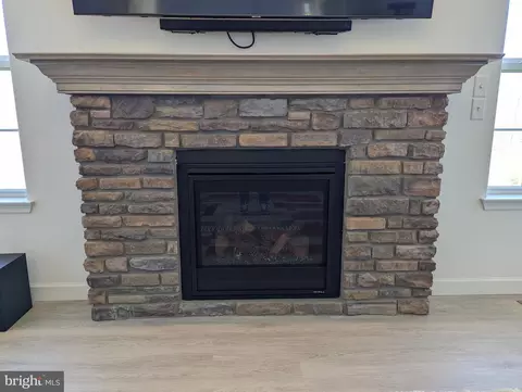 Living - 1001 Spinacker Ln, Reading, PA 19605 photo 6 of 7
