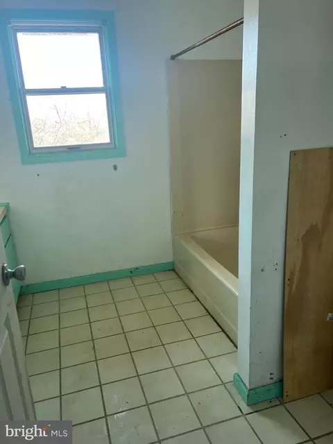 Bath - 4 Estates Dr, Reading, PA 19606 photo 2 of 2