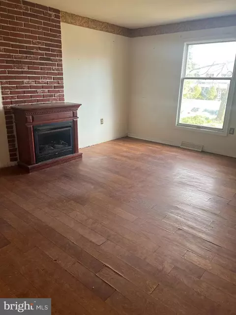Living - 4 Estates Dr, Reading, PA 19606 photo 2 of 3