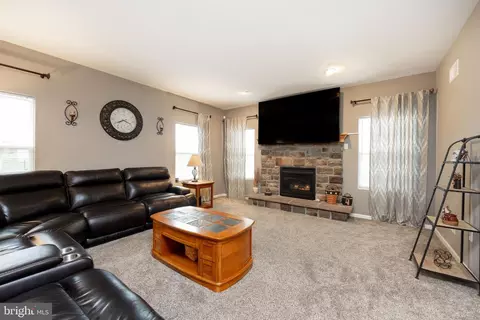 Living - 301 Snyder Rd, Oley, PA 19547 photo 2 of 4