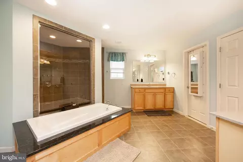 Bath - 301 Snyder Rd, Oley, PA 19547 photo 5 of 10