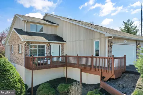 128 Leisure Ct, Wyomissing, PA 19610