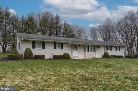 953 Christmas Village Rd, Bernville, PA 19506