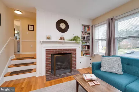 Living - 704 State St, Reading, PA 19607 photo 4 of 6