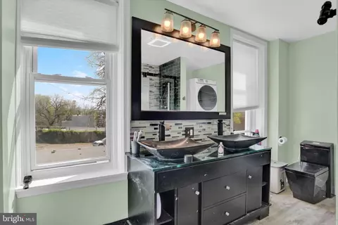 Bath - 226 Oley St, Reading, PA 19601 photo 1 of 4