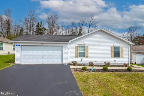 62 Random Rd, Douglassville, PA 19518