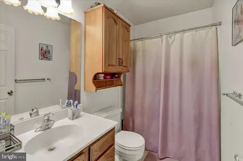 Bath - 32 Warwick Ct, Reading, PA 19606 photo 4 of 6