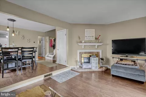 Living - 32 Warwick Ct, Reading, PA 19606 photo 3 of 3