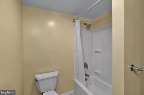 Bath - 32 Warwick Ct, Reading, PA 19606 photo 5 of 6