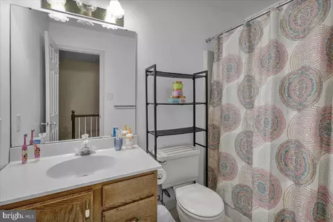 Bath - 32 Warwick Ct, Reading, PA 19606 photo 3 of 6