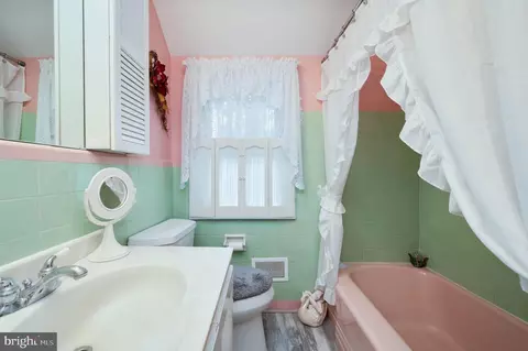 Bath - 119 Eric Ave, Reading, PA 19607 photo 2 of 3