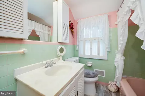 Bath - 119 Eric Ave, Reading, PA 19607 photo 1 of 3