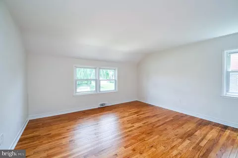 Living - 119 Eric Ave, Reading, PA 19607 photo 5 of 8